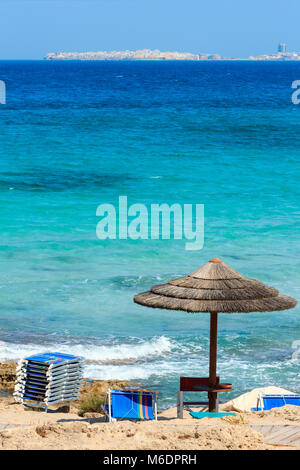 Malerischen Ionischen Meer Strand Punta della Suina, Salento, Apulien, Italien. Gallipoli Blick auf die Stadt in der Ferne. Stockfoto