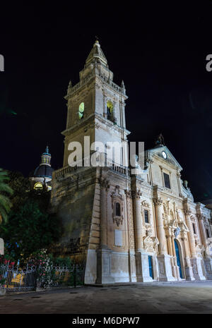 Nacht Kathedrale San Giovanni Battista in alten mittelalterlichen berühmten sizilianischen Stadt Ragusa (Sizilien, Italien). Gebäude in 1718-1820. Stockfoto