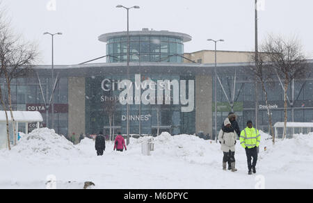 Die Menschen machen Sie weg von der City West Shopping Centre in Dublinas einen Status orange Wetterwarnung bleibt in vielen Grafschaften in Irland. Stockfoto