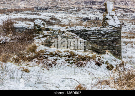 Alten, verlassenen Landhaus aus Stein im Schnee während der Sturm Emma auf Valentia Island, County Kerry, Irland. Stockfoto