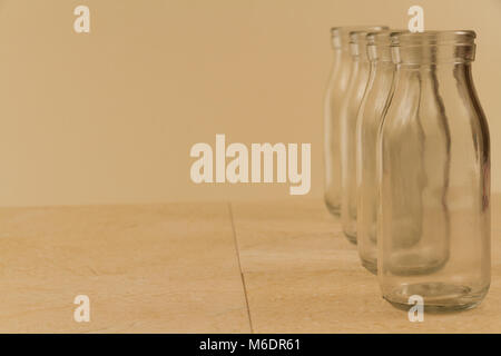 Kopieren Raum mit vier kleinen Glas Milch Flaschen auf der rechten Seite. Stockfoto