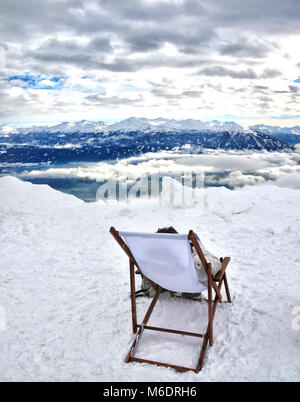Liegestuhl auf der Bergspitze im Winter Panorama - Innsbruck - nordkette Peak - Österreich Stockfoto