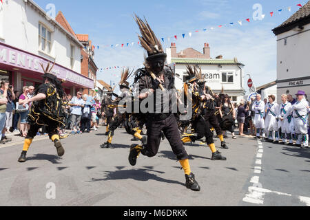 Traditionelle Morris Dancers, die Witchmen, Sheringham Töpfchen Morris und Folk Festival 2017 Stockfoto