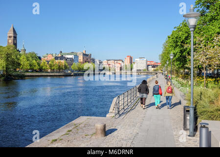 Norrköping waterfront Saltängen und Motala Strom an einem Frühlingstag im Mai. Norrköping ist eine historische Stadt in Schweden Stockfoto