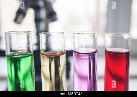 Labor Rohr wird von Wissenschaftlern und Studenten für die Analyse und Untersuchung in chemischen Laboratorien für die Forschung verwendet, Experimente in der Wissenschaft. Stockfoto