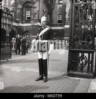 1960, historisches Bild, Queen's Life Guard aus der Household Cavalry auf Wache außerhalb einer offenen gated Eingang in Whitehall, London, England, UK. Stockfoto