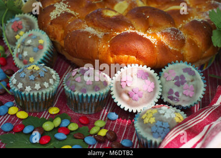 Ostern Brot mit Candys und Muffins Stockfoto