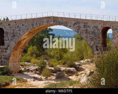 Alte römische Brücke in der Provence Frankreich Stockfoto