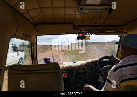 Die Masai Mara, Kenia - Oktober 2017: Driving Safari 4WD Toyota terrrain jeep Auto auf felsigen afrikanischen Straßen Stockfoto