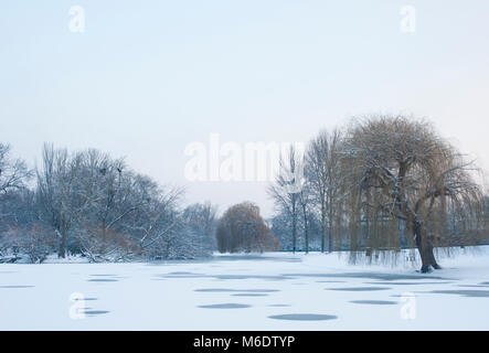 Regents Park im Winter Schneefall, (Februar 2018), London, Vereinigtes Königreich Stockfoto