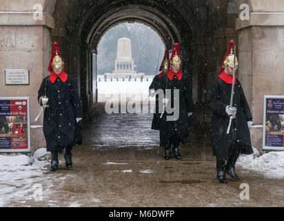 2. März 2018 - London, England. Queen's Guards marschieren an einem verschneiten Tag in London. Stockfoto