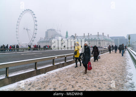 2. März 2018 - England, London. Menschen zu Fuß auf Schnee mit der Westminster Bridge. Stockfoto