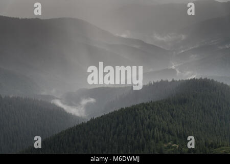 Bild von Gewitter über hohe Berge der ukrainischen Karpaten. Stockfoto