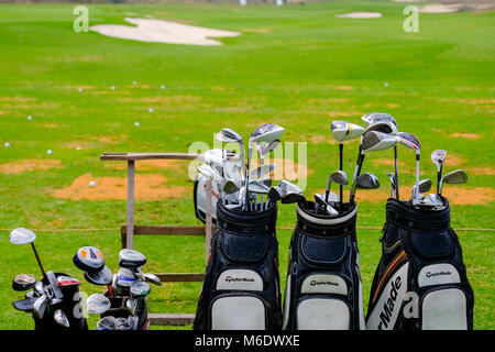 Satz Golfschläger/Golf Eisen bei Golf Bag Stockfoto