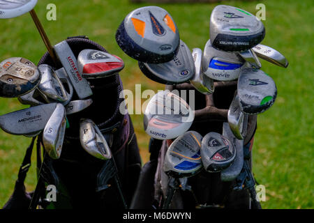 Satz Golfschläger/Golf Eisen bei Golf Bag Stockfoto