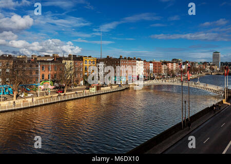 Liffey Brücke als Ha'Penny Bridge bekannt ist eine Fußgängerbrücke über den Fluss Liffey im Zentrum von Dublin, im Jahr 1816 aus Eisen gebaut Stockfoto