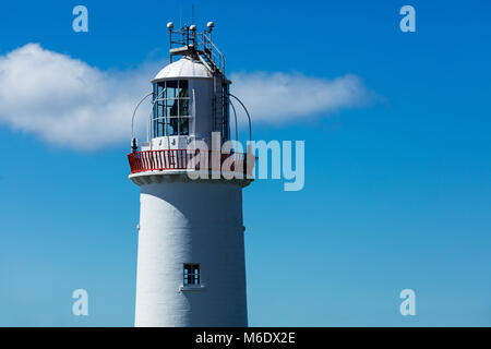 Weiße antiken Leuchtturm im Loop Head, Kilbaha, Co. Clare, Irland an einem sonnigen Tag Stockfoto