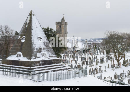 Stirling Altstadt Friedhof, Stern Pyramide, Kirche des Heiligen unhöflich und Cowanes Krankenhaus, Stirling, Schottland, UK Stockfoto