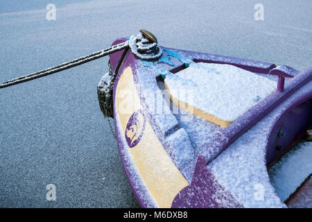 Kanal Boot im Schnee auf der Oxford Canal im Winter. Cropredy, Oxfordshire, England Stockfoto