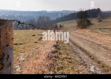 Blick auf die größte Ziegelbrücke der Welt, der Goetzschtalbrücke im Vogtland, Deutschland. Stockfoto