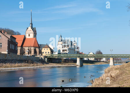 Blick auf die Brücke und die Kirche in der deutschen Stadt Gera in Thüringen, Deutschland. Stockfoto