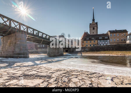 Blick auf die Brücke und die Kirche in der deutschen Stadt Gera in Thüringen, Deutschland. Stockfoto