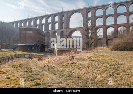 Blick auf Goeltzsch Viadukt Eisenbahnbrücke in Sachsen, Deutschland - Die weltweit größte backstein Brücke. Stockfoto