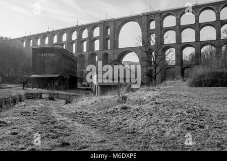 Blick auf Goeltzsch Viadukt Eisenbahnbrücke in Sachsen, Deutschland - Die weltweit größte backstein Brücke. Stockfoto