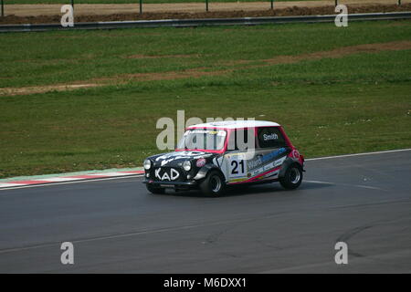 Mini Miglia Rennen in Castle Combe April 2015 Stockfoto