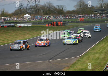 Mini Miglia Rennen in Castle Combe April 2015 Stockfoto