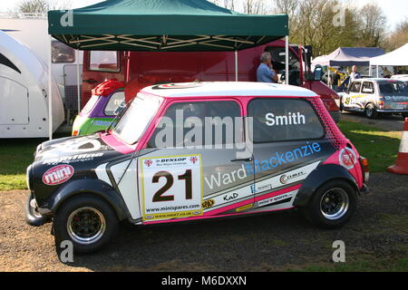 Mini Miglia Rennen in Castle Combe April 2015 Stockfoto