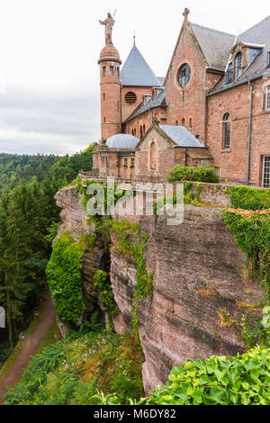 Dramatische Aussicht auf den Mont Sainte-Odile und Hohenburg Abtei im Elsass, Grand Est, Frankreich Stockfoto