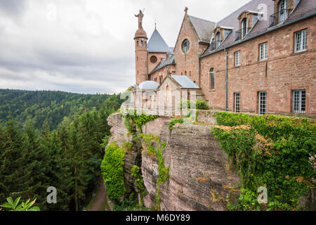 Dramatische Aussicht auf den Mont Sainte-Odile und Hohenburg Abtei im Elsass, Grand Est, Frankreich Stockfoto