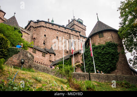 Das Château du Haut-Konigsbourg, einer mittelalterlichen Burg Orschwiller, Bas-Rhin, Elsass, Frankreich, in den Vogesen westlich von Sélestat Stockfoto