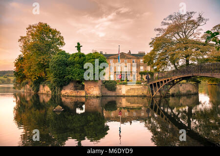 Wakefield, Großbritannien - 20. Oktober 2016: Walton Hall, ein 4-Sterne-Hotel in einer malerischen Umgebung mit sanften Parklandschaft mit eigenem See, eine Kulisse des anc Stockfoto