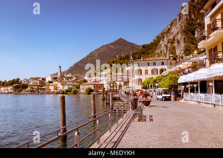 Limone Sul Garda, Italien - 29. Juni 2016: Limone Sul Garda ist eine Stadt in der Lombardei (Italien), am Ufer des Gardasees. Stockfoto