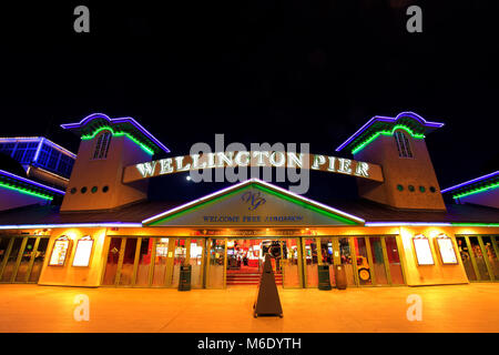 Die Wellington Pier bei Nacht, Great Yarmouth, Norfolk, England, Großbritannien Stockfoto