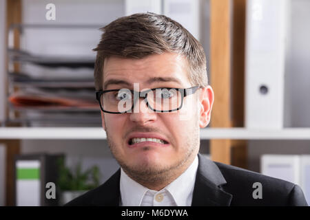 Nahaufnahme einer Gereizte junge Unternehmer Brille tragen Stockfoto