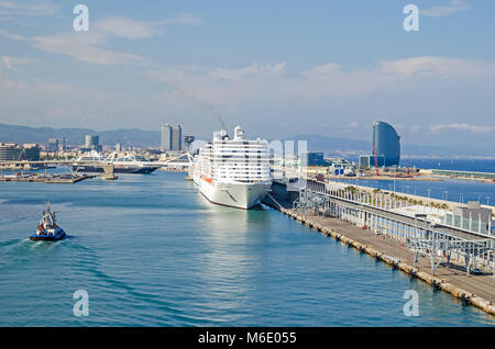 Barcelona, Spanien - 2. Juni 2016: Port Vell und Cruise Terminal mit zwei Cruise Liner und Pilot Boot, W Barcelona rechts oder Hotel Vela Stockfoto