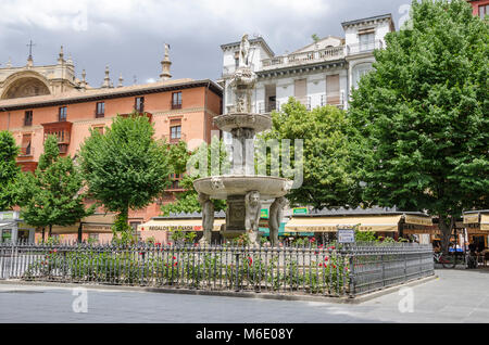 Granada, Spanien - Mai 29, 2015: Gigantones Brunnen aus dem 17. Jahrhundert im Zentrum von Plaza de Bib-Rambla auch genannt Plaza de las Flores Stockfoto