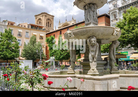 Granada, Spanien - Mai 29, 2015: Gigantones Brunnen aus dem 17. Jahrhundert im Zentrum von Plaza de Bib-Rambla auch genannt Plaza de las Flores Stockfoto