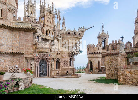 Benalmádena, Spanien - Mai 30, 2015: Castillo Monumento Colo Stuten. Dieses Schloss-förmige Gebäude ist ein Denkmal von Christoph Kolumbus gewidmet Stockfoto