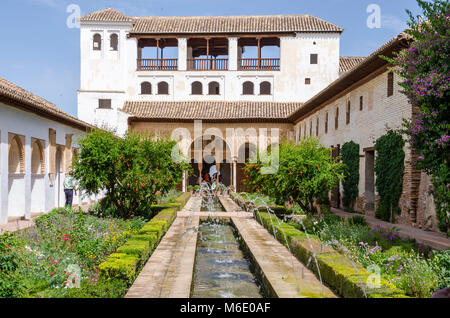 Granada, Spanien - Mai 29, 2015: Generalife Innenhof, mit seiner langen zentralen Pool im Maurischen Garten (Acequia) mit seinem berühmten während Brunnen Stockfoto