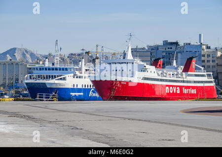 Hafen von Piräus, Griechenland - Mai 30, 2017: Bunte Fähren im Hafen von Piräus, dem größten Passagierhafen in Europa, dem größten maritimen Shipp Stockfoto