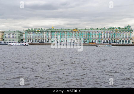 Sankt Petersburg, Russland - 25. September 2016: Palast Damm mit dem Winter Palace, die offizielle Residenz des russischen Monarchen, heute housin Stockfoto