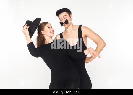 Comedy, Humor. Zwei Schauspieler Mimen, die Skizze über die Liebe. Studio shot, auf weißem Hintergrund Stockfoto