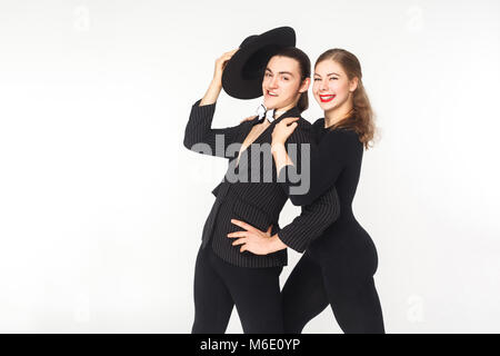 Schöne Frau stolz, umarmen, an der Kamera schaut. Studio shot, auf weißem Hintergrund Stockfoto