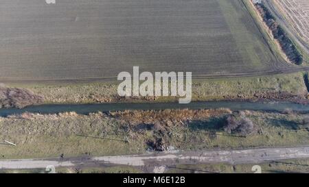 Der Kanal der unteren Ebene der Bewässerung der Felder. Infrastruktur für den Anbau von Reis. Stockfoto