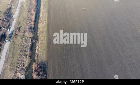 Der Kanal der unteren Ebene der Bewässerung der Felder. Infrastruktur für den Anbau von Reis. Stockfoto