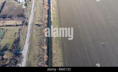 Der Kanal der unteren Ebene der Bewässerung der Felder. Infrastruktur für den Anbau von Reis. Stockfoto